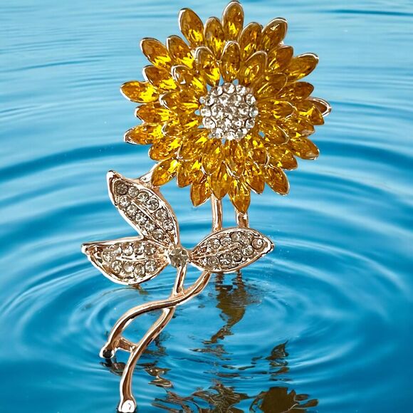Luxury Sunflower Brooch Pin with Shiny Rhinestones - Fashion Accessory - Picture 3 of 4